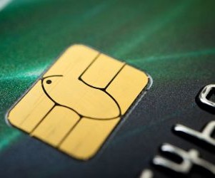 As criptomoedas oferecem alto potencial de retorno e maior liberdade financeira por meio da descentralização, operando em um mercado aberto 24 horas por dia, 7 dias por semana. No entanto, são um ativo de alto risco devido à extrema volatilidade e à falta de regulamentação. Os principais riscos incluem perdas rápidas e falhas de segurança cibernética. A chave para o sucesso é investir somente com uma estratégia clara e com capital que não comprometa sua estabilidade financeira.