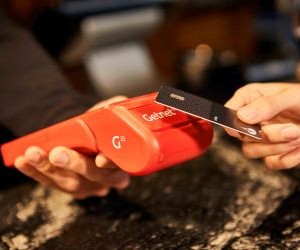 As criptomoedas oferecem alto potencial de retorno e maior liberdade financeira por meio da descentralização, operando em um mercado aberto 24 horas por dia, 7 dias por semana. No entanto, são um ativo de alto risco devido à extrema volatilidade e à falta de regulamentação. Os principais riscos incluem perdas rápidas e falhas de segurança cibernética. A chave para o sucesso é investir somente com uma estratégia clara e com capital que não comprometa sua estabilidade financeira.