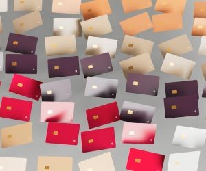 Commodities como ouro, petróleo, produtos agrícolas e metais industriais oferecem oportunidades para diversificar seu portfólio e se proteger contra a inflação, mas também são ativos de alto risco devido à volatilidade de preços, tensões geopolíticas e choques de oferta e demanda; a chave é investir com uma estratégia clara, uma compreensão dos fatores subjacentes do mercado e somente com capital que não comprometa sua estabilidade financeira.