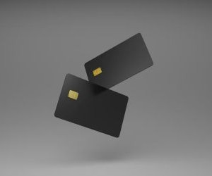 Commodities como ouro, petróleo, produtos agrícolas e metais industriais oferecem oportunidades para diversificar seu portfólio e se proteger contra a inflação, mas também são ativos de alto risco devido à volatilidade de preços, tensões geopolíticas e choques de oferta e demanda; a chave é investir com uma estratégia clara, uma compreensão dos fatores subjacentes do mercado e somente com capital que não comprometa sua estabilidade financeira.