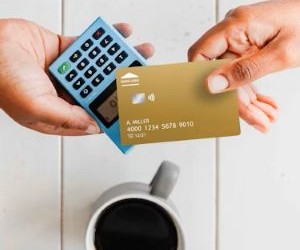 Commodities como ouro, petróleo, produtos agrícolas e metais industriais oferecem oportunidades para diversificar seu portfólio e se proteger contra a inflação, mas também são ativos de alto risco devido à volatilidade de preços, tensões geopolíticas e choques de oferta e demanda; a chave é investir com uma estratégia clara, uma compreensão dos fatores subjacentes do mercado e somente com capital que não comprometa sua estabilidade financeira.