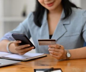 Os investimentos permitem que você aumente seu patrimônio ao longo do tempo, aplicando seu dinheiro em ativos como ações, títulos, fundos, imóveis e muito mais, mas sempre envolvem riscos, incluindo volatilidade do mercado, potencial perda de capital e retornos corroídos pela inflação; a chave é investir com uma estratégia clara, diversificação adequada e somente com capital que não comprometa sua estabilidade financeira.Os investimentos permitem que você aumente seu patrimônio ao longo do tempo, aplicando seu dinheiro em ativos como ações, títulos, fundos, imóveis e outros, mas sempre envolvem riscos, incluindo volatilidade do mercado, potencial perda de capital e retornos corroídos pela inflação; a chave é investir com uma estratégia clara, diversificação adequada e somente com capital que não comprometa sua estabilidade financeira.